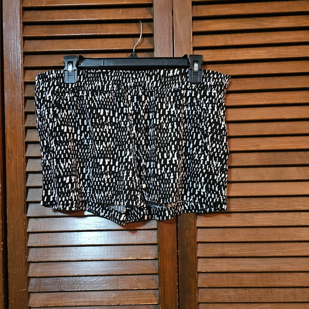 Banana Republic Black & White Soft Utility Shorts Size Small